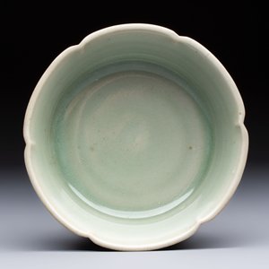 A Chinese Longquan celadon flower-shaped brush washer with a wooden box, Southern Song — 照片 6
