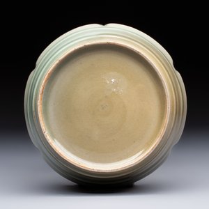 A Chinese Longquan celadon flower-shaped brush washer with a wooden box, Southern Song — 照片 7