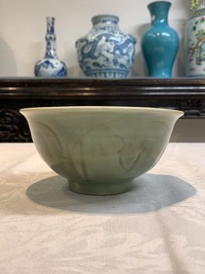 A Chinese Longquan celadon 'gu' vase with 'anhua' floral design and a bowl, Ming — 照片 11