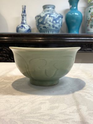 A Chinese Longquan celadon 'gu' vase with 'anhua' floral design and a bowl, Ming — 照片 12