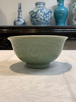 A Chinese Longquan celadon 'gu' vase with 'anhua' floral design and a bowl, Ming — 照片 13