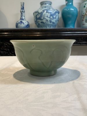 A Chinese Longquan celadon 'gu' vase with 'anhua' floral design and a bowl, Ming — 照片 14