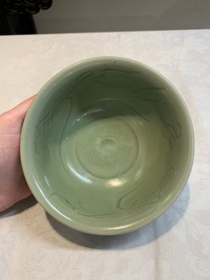 A Chinese Longquan celadon 'gu' vase with 'anhua' floral design and a bowl, Ming — 照片 15