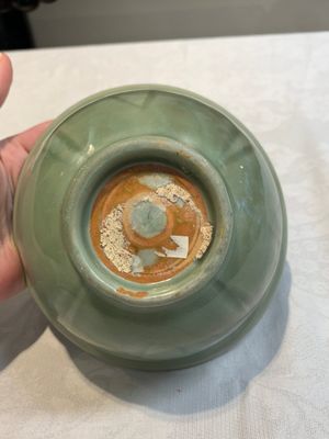 A Chinese Longquan celadon 'gu' vase with 'anhua' floral design and a bowl, Ming — 照片 16