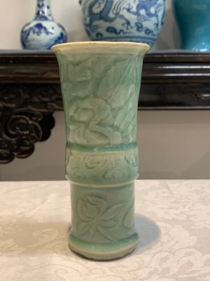 A Chinese Longquan celadon 'gu' vase with 'anhua' floral design and a bowl, Ming — 照片 2