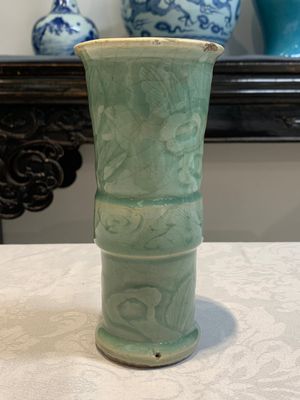 A Chinese Longquan celadon 'gu' vase with 'anhua' floral design and a bowl, Ming — 照片 3