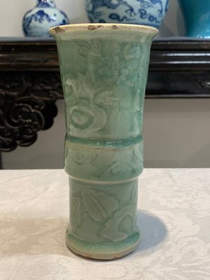 A Chinese Longquan celadon 'gu' vase with 'anhua' floral design and a bowl, Ming — 照片 4