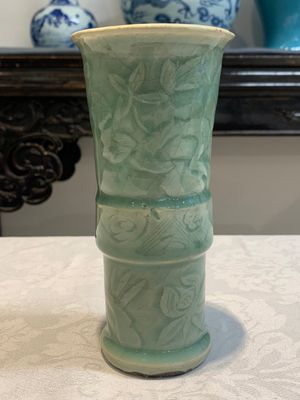 A Chinese Longquan celadon 'gu' vase with 'anhua' floral design and a bowl, Ming — 照片 5