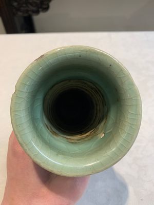 A Chinese Longquan celadon 'gu' vase with 'anhua' floral design and a bowl, Ming — 照片 6