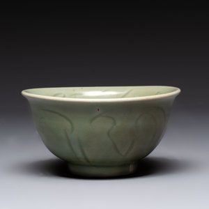 A Chinese Longquan celadon 'gu' vase with 'anhua' floral design and a bowl, Ming — 照片 11