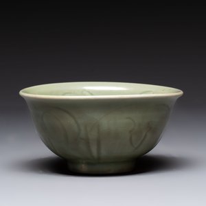 A Chinese Longquan celadon 'gu' vase with 'anhua' floral design and a bowl, Ming — 照片 12