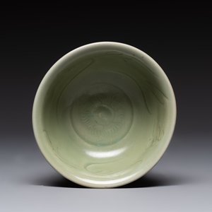 A Chinese Longquan celadon 'gu' vase with 'anhua' floral design and a bowl, Ming — 照片 13