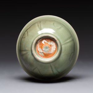 A Chinese Longquan celadon 'gu' vase with 'anhua' floral design and a bowl, Ming — 照片 14