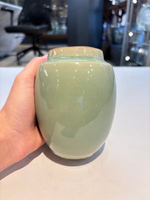 A Chinese Longquan celadon jar and a small Ge-type 'Hu' vase, Song and later — photo 4