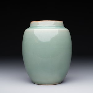 A Chinese Longquan celadon jar and a small Ge-type 'Hu' vase, Song and later — photo 3