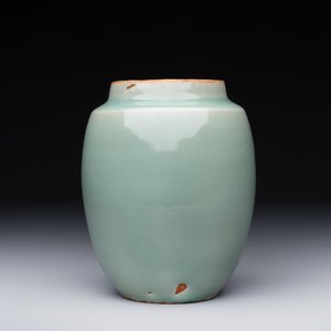 A Chinese Longquan celadon jar and a small Ge-type 'Hu' vase, Song and later — photo 4