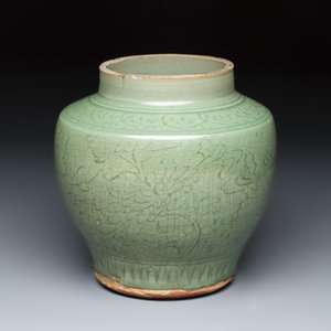 A Chinese Longquan celadon jar with an incised floral design — foto 1