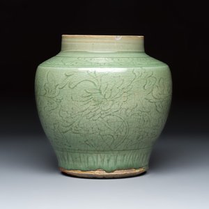 A Chinese Longquan celadon jar with an incised floral design — foto 2