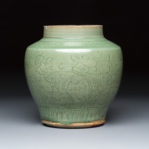 A Chinese Longquan celadon jar with an incised floral design — foto 3