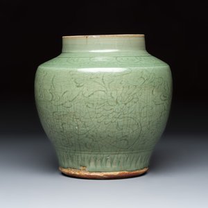 A Chinese Longquan celadon jar with an incised floral design — foto 4