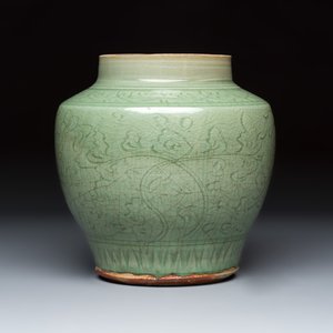 A Chinese Longquan celadon jar with an incised floral design — foto 5