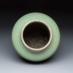 A Chinese Longquan celadon jar with an incised floral design — foto 6