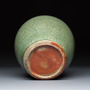 A Chinese Longquan celadon jar with an incised floral design — foto 7