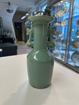 A Chinese Longquan celadon 'kinuta' vase, Song/Yuan — photo 1