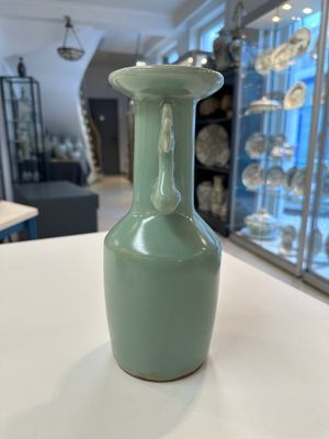 A Chinese Longquan celadon 'kinuta' vase, Song/Yuan — photo 2