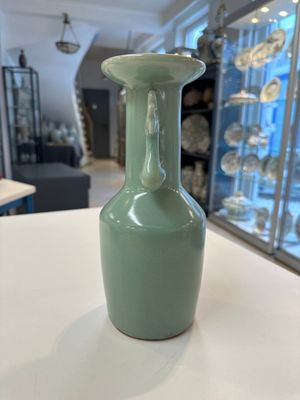 A Chinese Longquan celadon 'kinuta' vase, Song/Yuan — photo 4