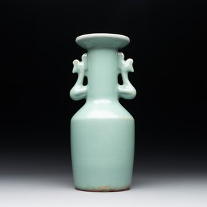 A Chinese Longquan celadon 'kinuta' vase, Song/Yuan — photo 1