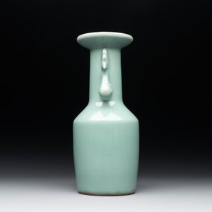 A Chinese Longquan celadon 'kinuta' vase, Song/Yuan — photo 2