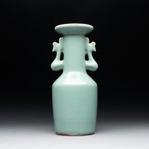 A Chinese Longquan celadon 'kinuta' vase, Song/Yuan — photo 3
