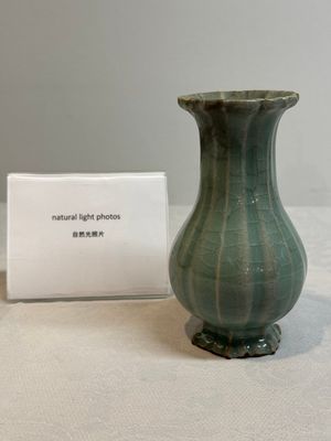 A Chinese Longquan celadon lobed vase, Southern Song — 照片 1