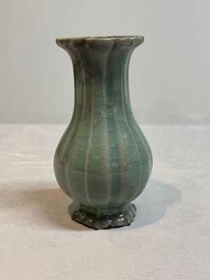 A Chinese Longquan celadon lobed vase, Southern Song — 照片 2