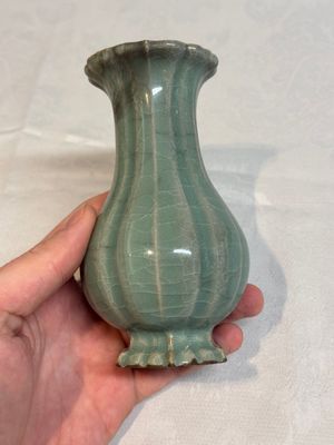 A Chinese Longquan celadon lobed vase, Southern Song — 照片 3