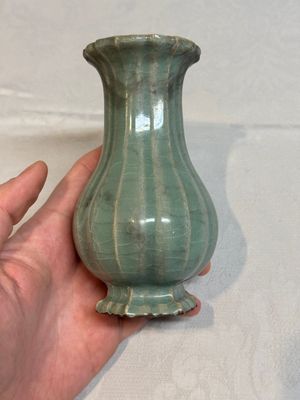A Chinese Longquan celadon lobed vase, Southern Song — 照片 4