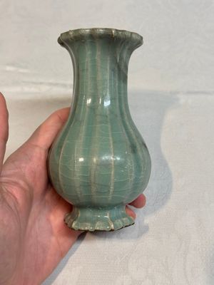 A Chinese Longquan celadon lobed vase, Southern Song — 照片 5