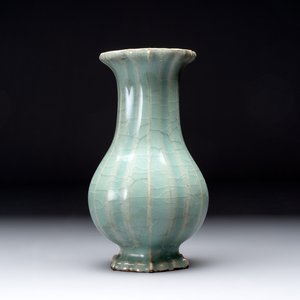 A Chinese Longquan celadon lobed vase, Southern Song — 照片 1