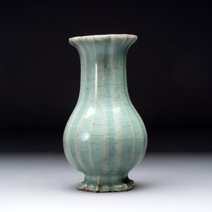 A Chinese Longquan celadon lobed vase, Southern Song — 照片 2