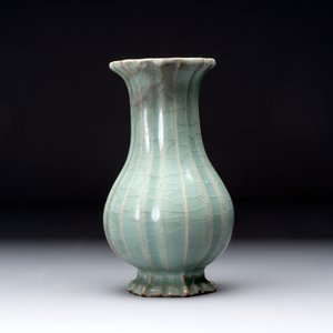 A Chinese Longquan celadon lobed vase, Southern Song — 照片 3