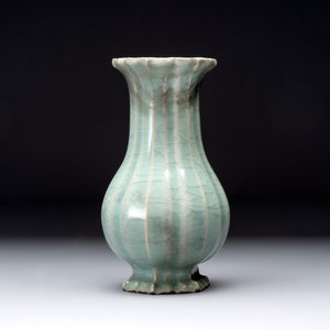 A Chinese Longquan celadon lobed vase, Southern Song — 照片 4