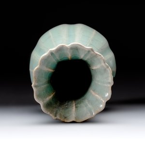 A Chinese Longquan celadon lobed vase, Southern Song — 照片 5
