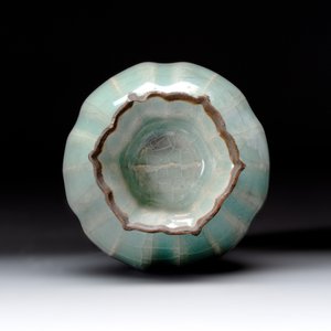 A Chinese Longquan celadon lobed vase, Southern Song — 照片 6