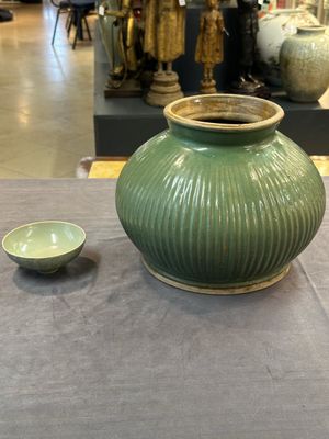 A Chinese Longquan celadon 'lotus' bowl and a large green-glazed jar, Ming and later — foto 1