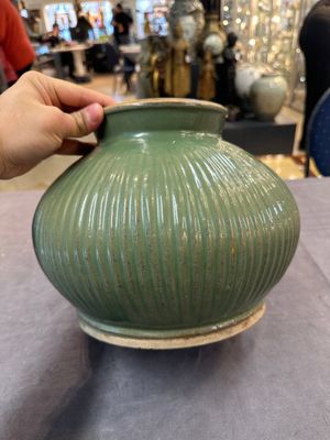 A Chinese Longquan celadon 'lotus' bowl and a large green-glazed jar, Ming and later — foto 11