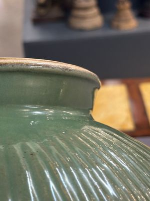 A Chinese Longquan celadon 'lotus' bowl and a large green-glazed jar, Ming and later — foto 14