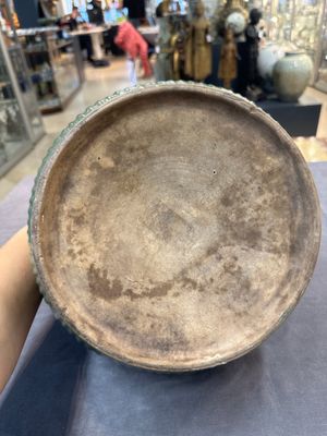 A Chinese Longquan celadon 'lotus' bowl and a large green-glazed jar, Ming and later — foto 17