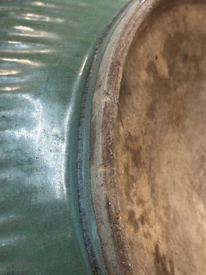 A Chinese Longquan celadon 'lotus' bowl and a large green-glazed jar, Ming and later — foto 18