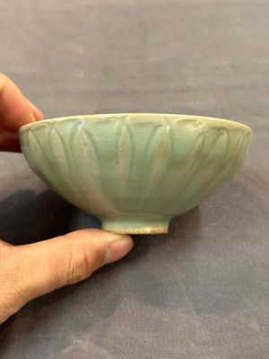 A Chinese Longquan celadon 'lotus' bowl and a large green-glazed jar, Ming and later — foto 2